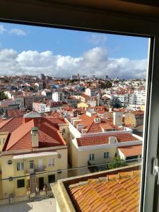 uma vista da cidade a partir de uma janela em Lisbon Grand View em Lisboa