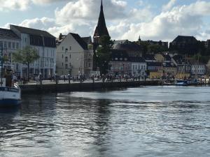 un grupo de personas caminando sobre un puente sobre un río en Ferienwohnung Kuschelmuschel Flensburg - Handewitt en Handewitt