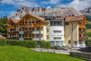 Nespecifikovaný výhled na hory nebo výhled na hory při pohledu z hotelu