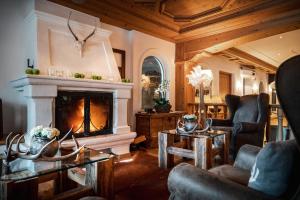 a living room with a fireplace and a couch at Hotel Antines in La Villa