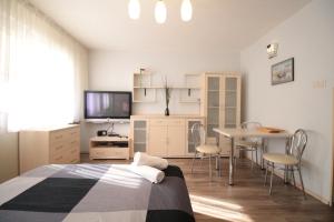 a bedroom with a bed and a table with chairs at 01 Gdynia Centrum - Apartament Mieszkanie dla 2 os in Gdynia