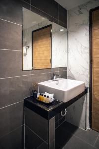 y baño con lavabo y espejo. en Tonkla Boutique Hotel en Lamphun
