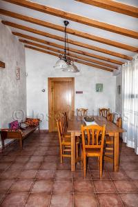 a dining room with a wooden table and chairs at Casa Rural Casa Máxima in Yecla