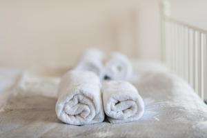 Postel nebo postele na pokoji v ubytování Gladstone suites
