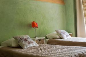 Postel nebo postele na pokoji v ubytování Logis Hôtel Restaurant Le Domaine de l'Eau Vive