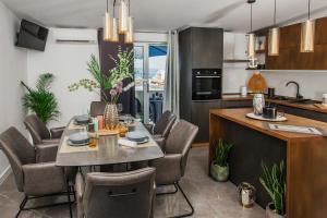 马卡尔斯卡诺拉公寓的厨房兼餐厅，配有桌椅