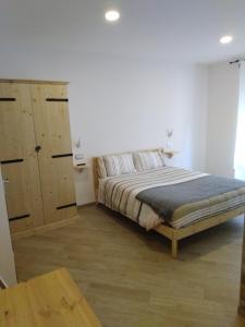 - une chambre avec un lit et une armoire en bois dans l'établissement Cristallo di neve b&b, à Roccaraso
