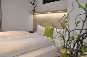 Postel nebo postele na pokoji v ubytování Hotel Perlach Allee by Blattl