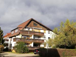 - un bâtiment avec des balcons sur le côté dans l'établissement Appartment-Harzallerliebst, à Bad Sachsa