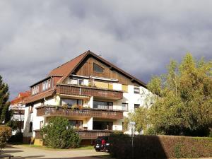 een gebouw met balkons aan de zijkant bij Appartment-Harzallerliebst in Bad Sachsa