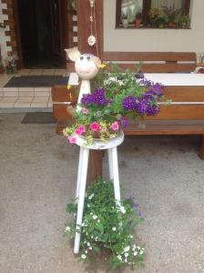 a flower stand with flowers and a bird at Gaudihof Kaltenbrunner in Melk