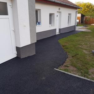 boczny widok na dom z podjazdem w obiekcie Smaragd apartman w mieście Pecz
