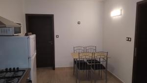 Kuchyňa alebo kuchynka v ubytovaní Smaragd apartman