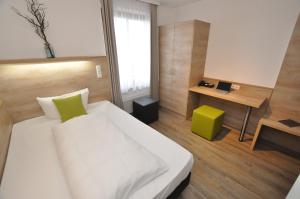 Postel nebo postele na pokoji v ubytování Hotel Perlach Allee by Blattl