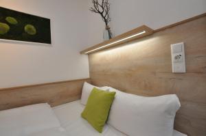 Postel nebo postele na pokoji v ubytování Hotel Perlach Allee by Blattl