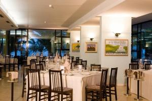 a dinning room with tables and chairs at Hotel Parco Dei Principi in Grottammare