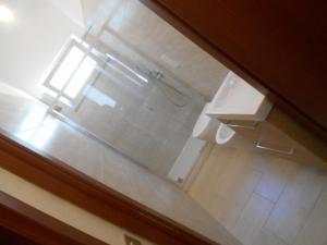 - une salle de bains avec fenêtre dans l'établissement L'Antica Locanda, à Catona