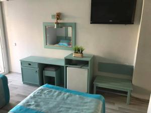 een kamer met een bureau met een spiegel en een tafel bij Blue Palace Apart Hotel in Marmaris
