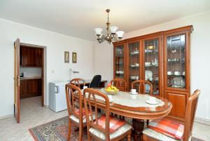 Kuchyň nebo kuchyňský kout v ubytování Apartments Valbandon 38