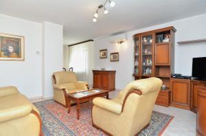 TV a/nebo společenská místnost v ubytování Apartments Valbandon 38