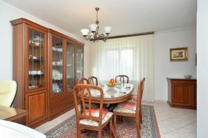 een eetkamer met een tafel en stoelen bij Apartments Valbandon 38 in Fažana