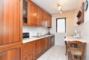 Kuchyň nebo kuchyňský kout v ubytování Apartments Valbandon 38