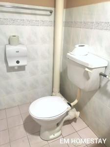 une salle de bain avec des toilettes blanches dans une chambre dans l'établissement EM HOMESTAY(Coral Bay 3Room Apartment), à Île de Pangkor 23 autres photos