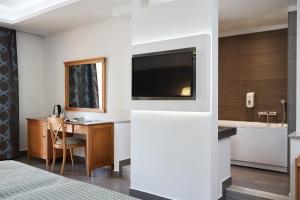 TV a/nebo společenská místnost v ubytování SENTIDO Apollo Palace