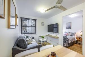 un soggiorno con divano, letto e TV di WOW Apartment on Flinders a Melbourne