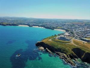 una vista aérea de una playa y el océano en Atlantic Hotel Newquay, en Newquay