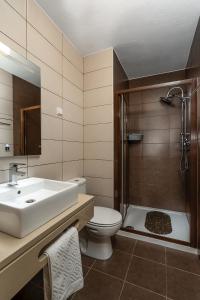 ein Bad mit einem Waschbecken, einem WC und einer Dusche in der Unterkunft Apartamento Yacintos in Albufeira
