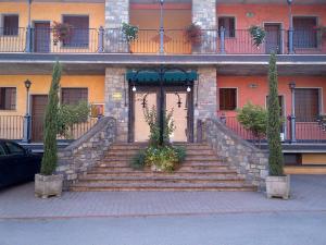Un escalier mène à une porte. dans l'établissement Albergo La Piana, à Ghedi