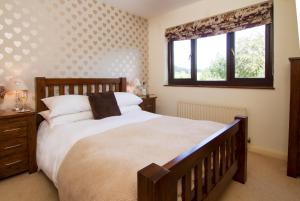 una camera con un grande letto e una finestra di No4 Low House Cottages a Coniston