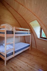 a room with two bunk beds in a cabin at Grzybek Maison champignon in Kętrzyn