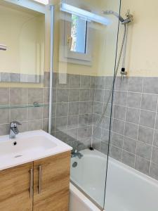 Een badkamer bij Lagrange Grand Bleu Vacances – Résidence Le Village des Aloès