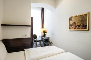 Postel nebo postele na pokoji v ubytování Hotel Assenzio Prague