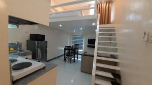een keuken en een woonkamer met een hoogslaper bij Rosetta Guest House in Ormoc