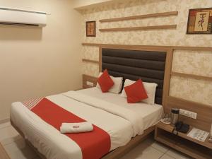 Een bed of bedden in een kamer bij Hotel rr palace