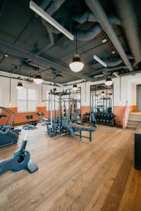 een fitnessruimte met veel loopbanden en cardio-apparatuur bij The July - Boat & Co in Amsterdam
