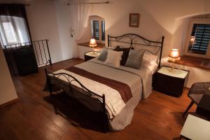 una camera da letto con un letto grande e due lampade di 22 THE STRADUN a Dubrovnik