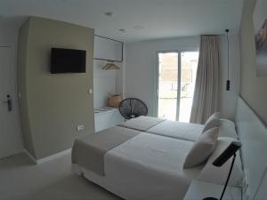 TV a/nebo společenská místnost v ubytování Sosiego Hostal de Mar