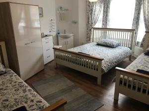 a bedroom with a bed and a dresser at Abbey Lodge Guest House in Southampton