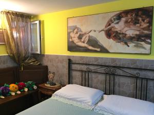 ein Schlafzimmer mit einem Bett und einem Wandgemälde in der Unterkunft Il Giardino della Foglia in Bari Palese