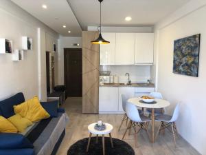 Kuchyň nebo kuchyňský kout v ubytování Milmari Resort - Apartman L43