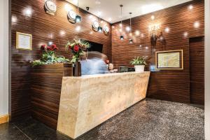 restauracja z ladą, za którą stoją ludzie w obiekcie Hotel Assenzio Prague w Pradze