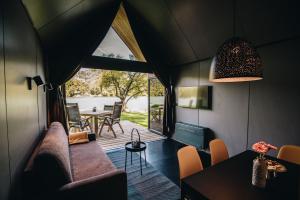 Svetainės erdvė apgyvendinimo įstaigoje Luxury glamping Chocolate village