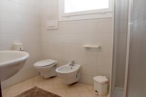 莫利亞諾威尼托的住宿－阿爾巴卡熱圖酒店，白色的浴室设有卫生间和水槽。