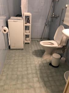 Ванная комната в SUPER easy to airport/HKI , full aptment max 4ppl