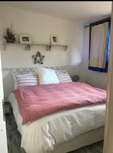 una camera da letto con un grande letto con cuscini rossi e bianchi di Val di Luce - Delizioso appartamento 6 posti letto - Accesso diretto alle piste da sci ad Abetone