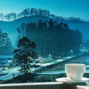 una taza de café sobre una mesa en Clouds Valley Hotel, en Munnar